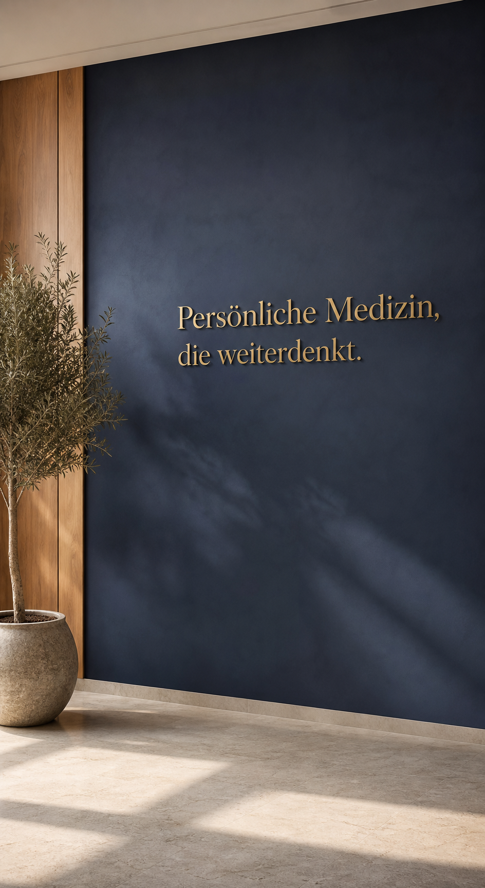 Praxiswand mit dem Schriftzug Persönliche Medizin, die weiterdenkt.